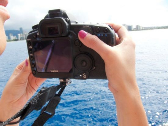 Photographer using C-Loop HD on DSLR camera for tangle-free camera straps