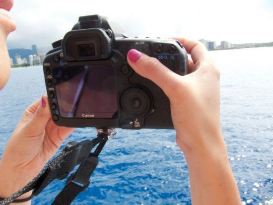 Photographer using C-Loop HD on DSLR camera for tangle-free camera straps